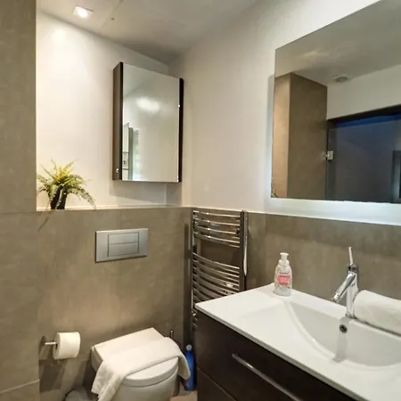 Apartment Chic By Hello Homes *